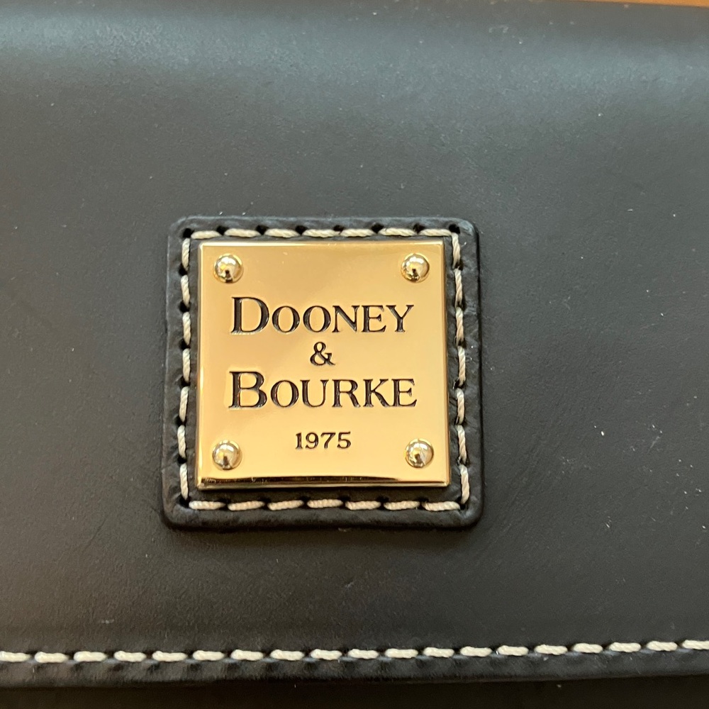 Dooney & Bourke Black Leather Shoulder Bag! Pretty and light inside lining! - Picture 2 of 11